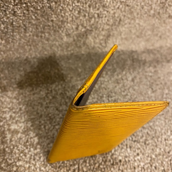 Louis Vuitton epi-card holder - Picture 2 of 12